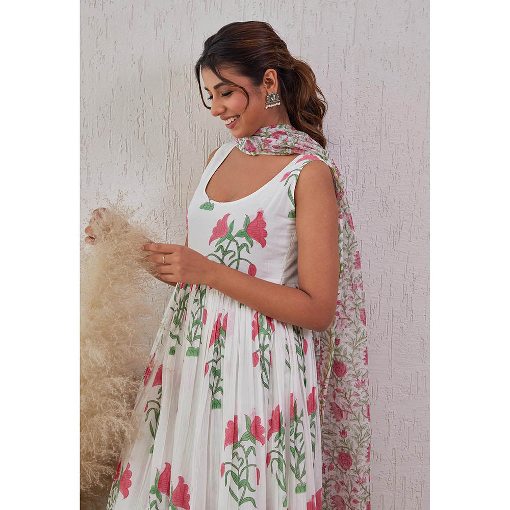 GANGA GRACE White Floral Printed Kurta Set with Dupatta