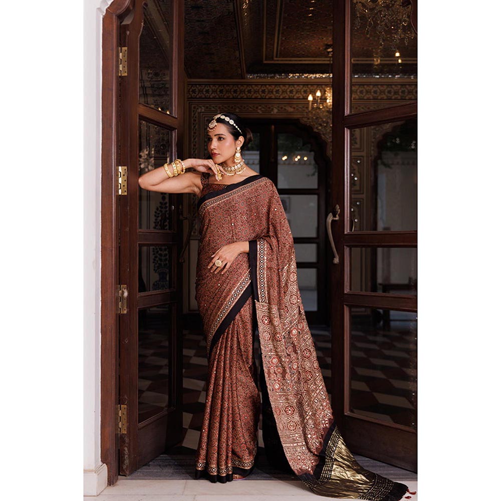 Geroo Luxe Women Maroon Silk Embellished Saree with Unstitched Blouse
