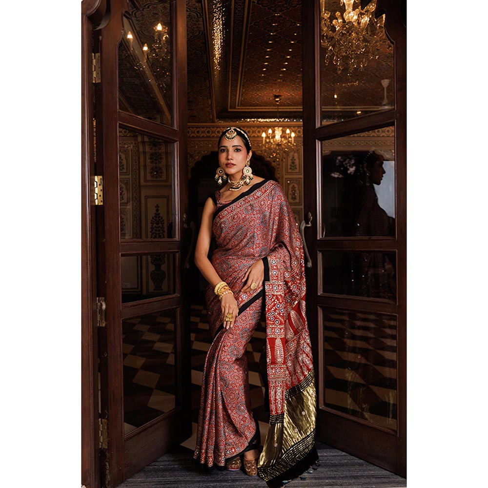Geroo Luxe Women Maroon Silk Embellished Saree with Unstitched Blouse