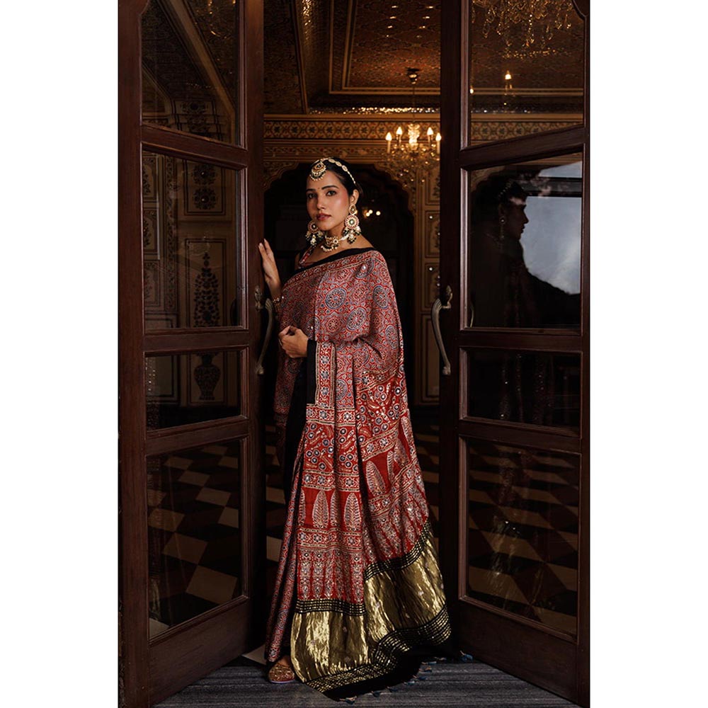 Geroo Luxe Women Maroon Silk Embellished Saree with Unstitched Blouse