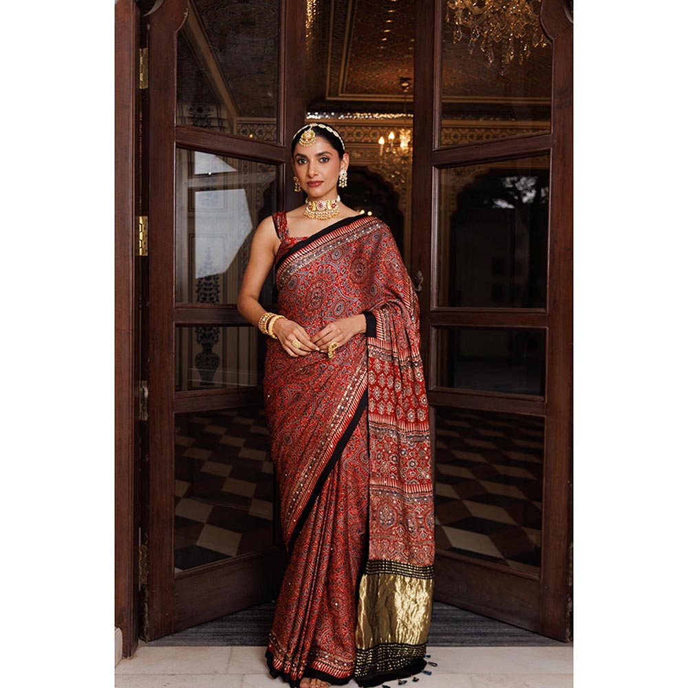 Geroo Luxe Women Maroon Silk Embellished Saree with Unstitched Blouse