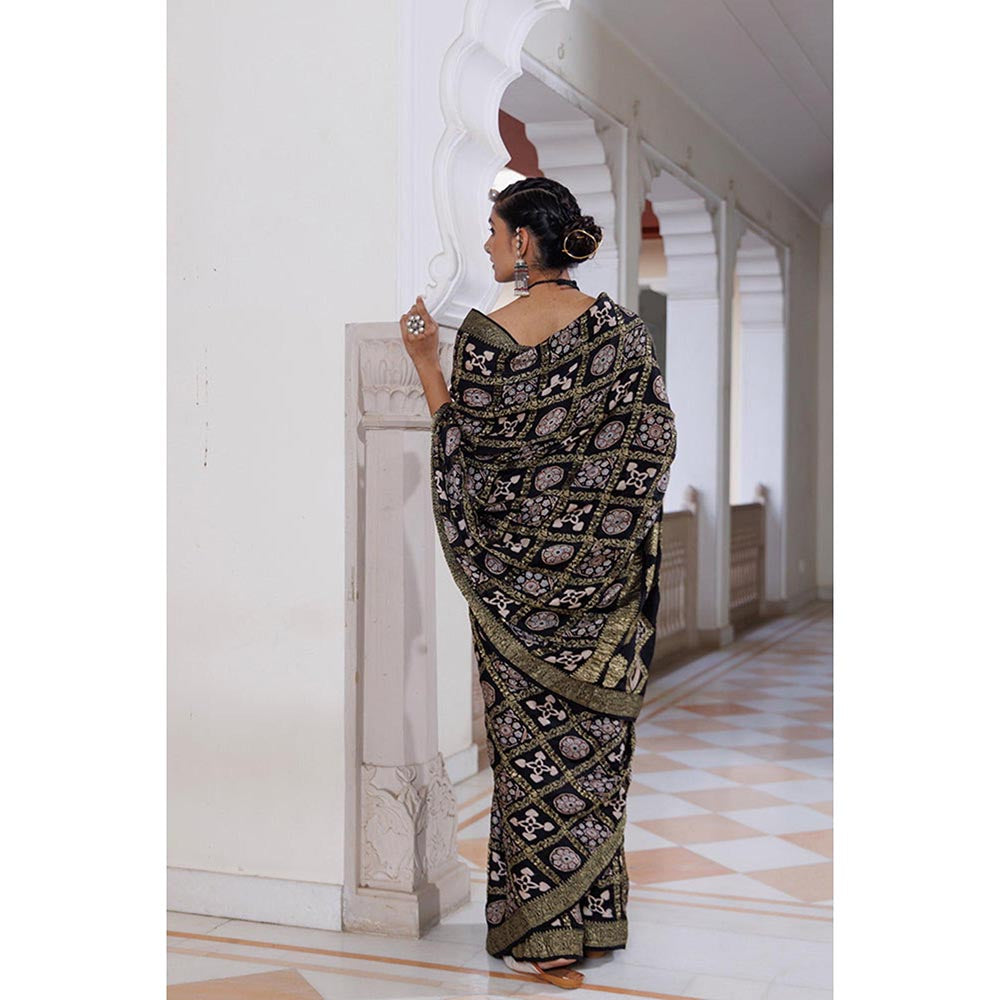 Geroo Luxe Women Black Silk Handloom Saree with Unstitched Blouse