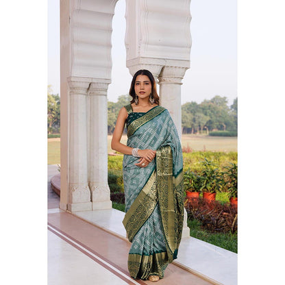 Geroo Luxe Women Green Silk Handloom Saree with Unstitched Blouse