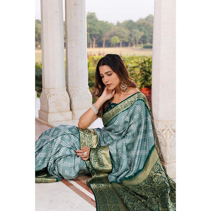 Geroo Luxe Women Green Silk Handloom Saree with Unstitched Blouse