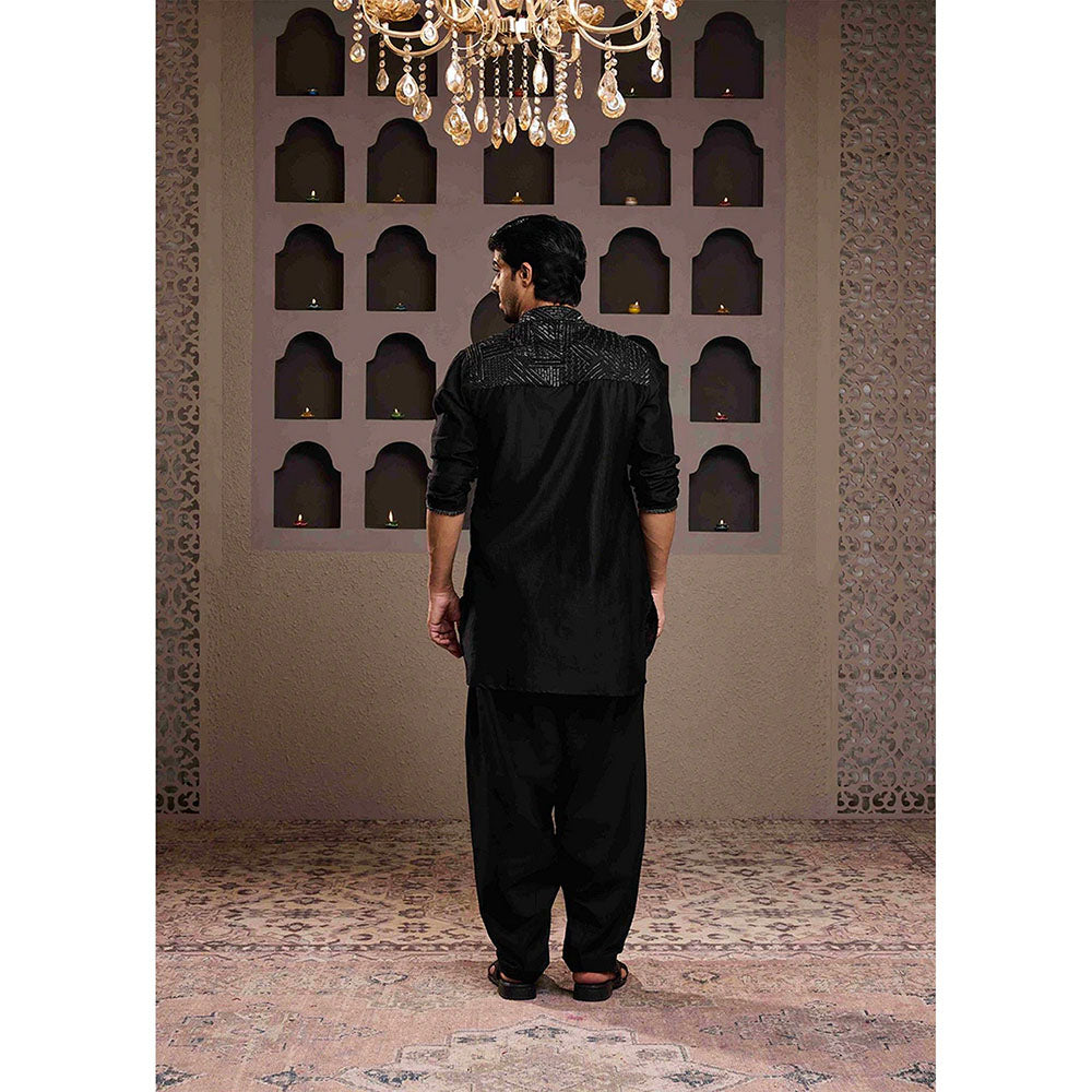HISTORI Chanderi Men Black Embellished Kurta with Salwar