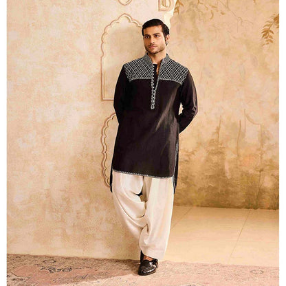 HISTORI Chanderi Men Black Embroidered Kurta with Salwar