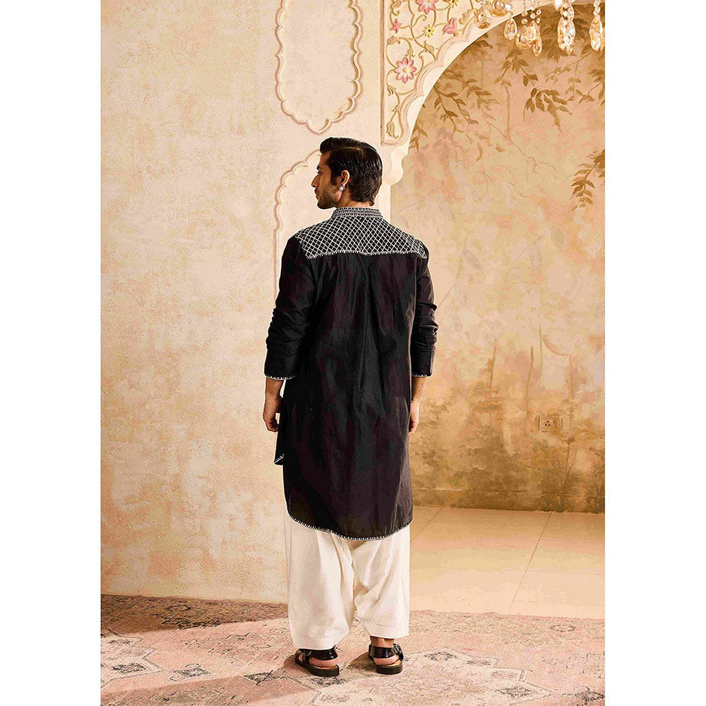 HISTORI Chanderi Men Black Embroidered Kurta with Salwar