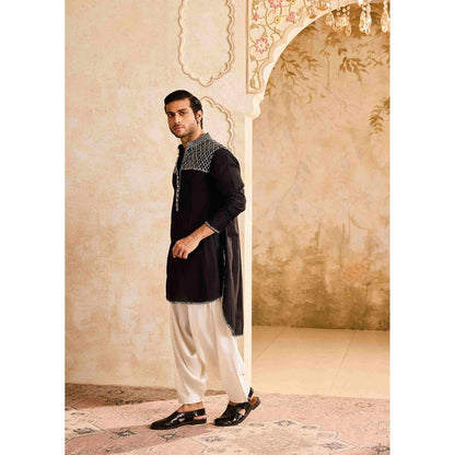 HISTORI Chanderi Men Black Embroidered Kurta with Salwar