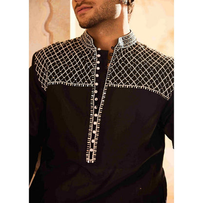 HISTORI Chanderi Men Black Embroidered Kurta with Salwar