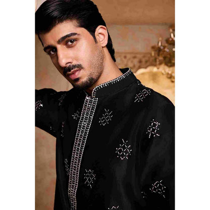 HISTORI Chanderi Men Black Embroidered Kurta with Churidar