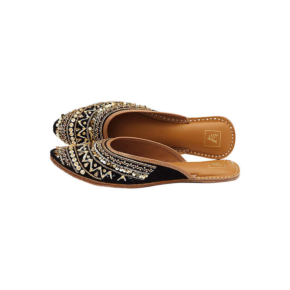 House of Vian Rooh Embroidered Black Juttis