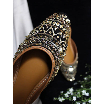 House of Vian Rooh Embroidered Black Juttis