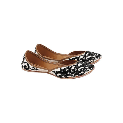 House of Vian Noor Zahira White Embroidered Juttis