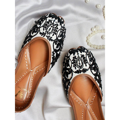 House of Vian Noor Zahira White Embroidered Juttis