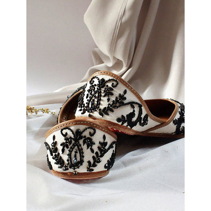 House of Vian Noor Zahira White Embroidered Juttis