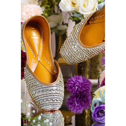 House of Vian Tara Silver Embroidered Juttis