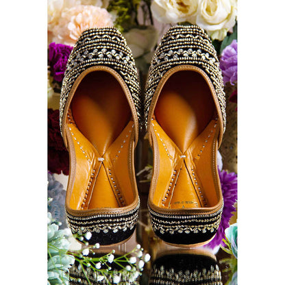 House of Vian Saanjh Black Embroidered Juttis