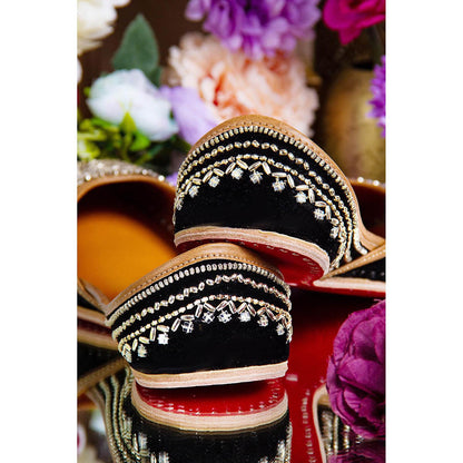 House of Vian Saanjh Black Embroidered Juttis