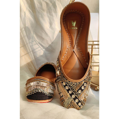 House of Vian Nazm Black Embellished Juttis