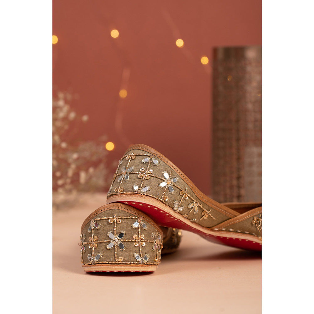 House of Vian Nihaar Gold Embellished Juttis