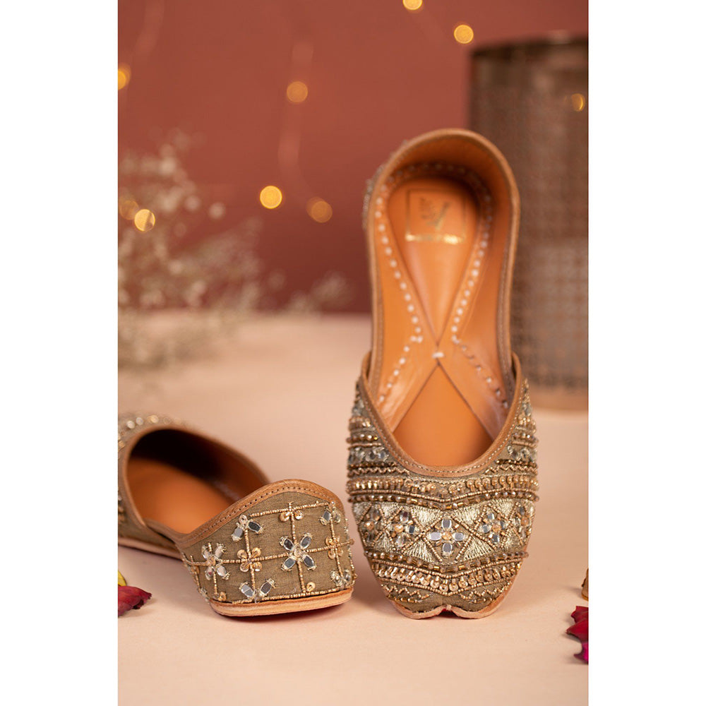 House of Vian Nihaar Gold Embellished Juttis