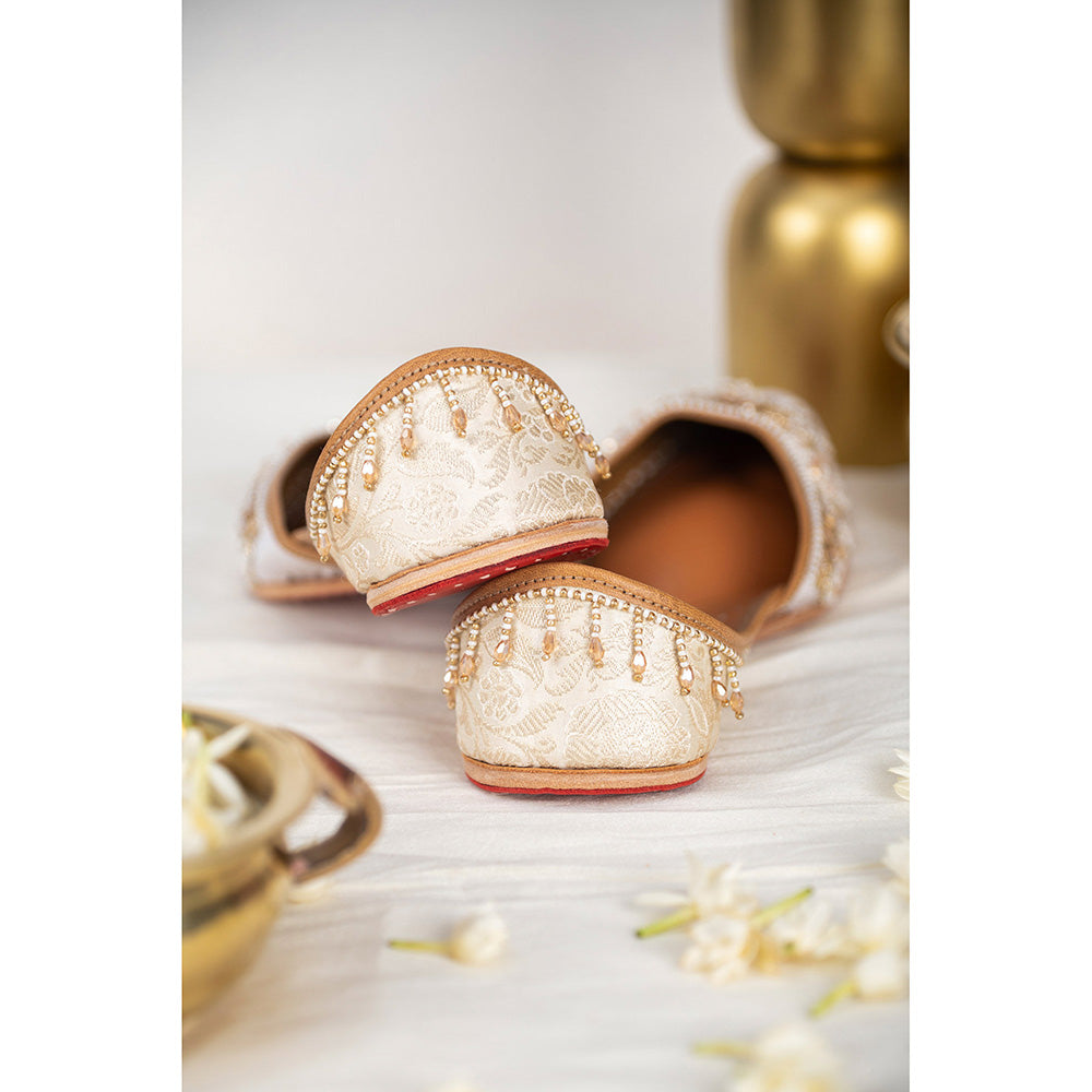 House of Vian Aarzoo Embroidered Juttis