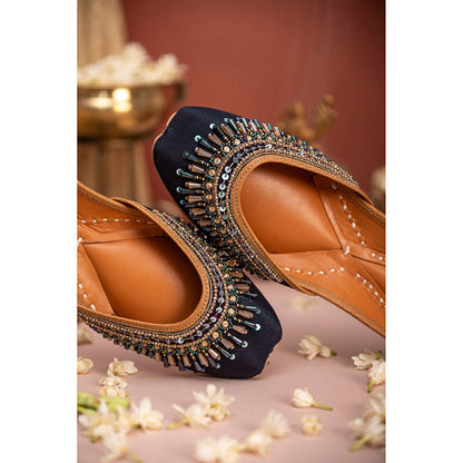 House of Vian Aria Embroidered Juttis