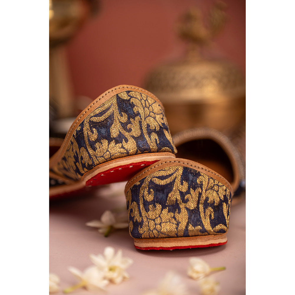 House of Vian Aria Embroidered Juttis