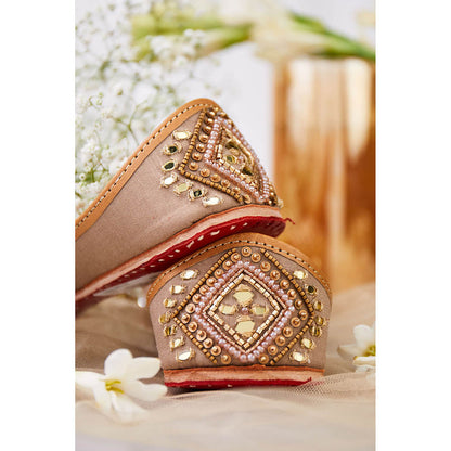 House of Vian Mehr Gold Juttis