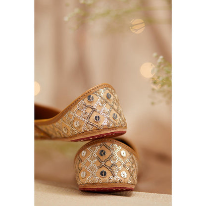 House of Vian Zeenat Gold Juttis