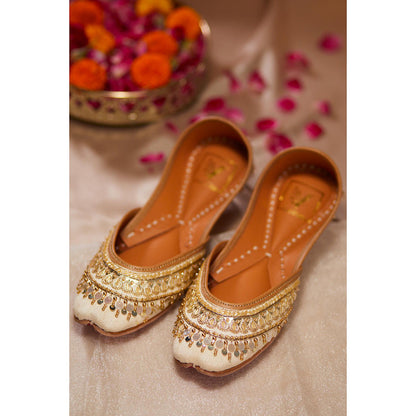 House of Vian Zunaira Gold Juttis