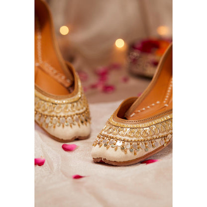 House of Vian Zunaira Gold Juttis