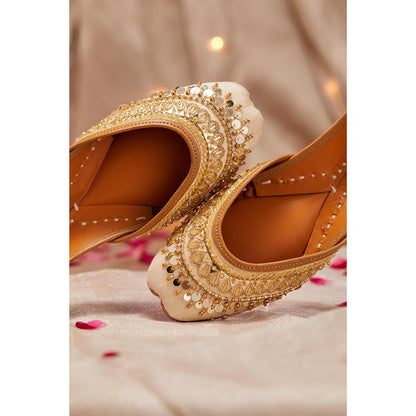 House of Vian Zunaira Gold Juttis