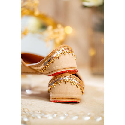 House of Vian Nikhat Gold Juttis