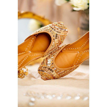 House of Vian Nikhat Gold Juttis
