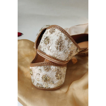 House of Vian Women White Mogra Juttis