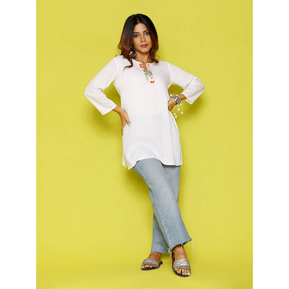 House of Chikankari Rang Barse Rayon Solid Women's Short Kurta