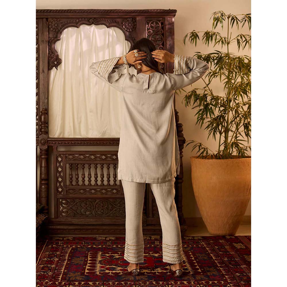 Inej Leher Silver Grey Kashmiri Kurta with Pant (Set of 2)