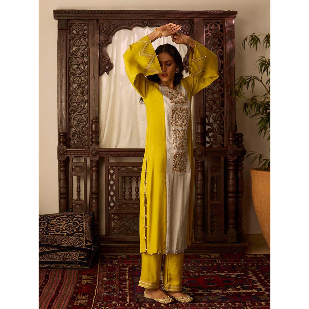 Inej Leher Yellow Straight Kurta with Pant (Set of 2)