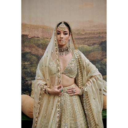 ITRH Shvet Afsana Lehenga Blouse with Dupatta and Veil (Set of 4)
