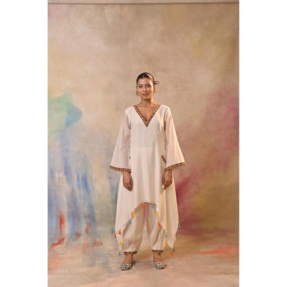 Jasashi Off White Off-White Embroidered Kurta with Salwar (Set of 2)