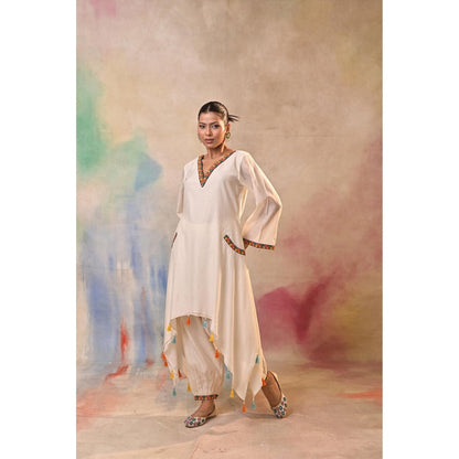 Jasashi Off White Off-White Embroidered Kurta with Salwar (Set of 2)