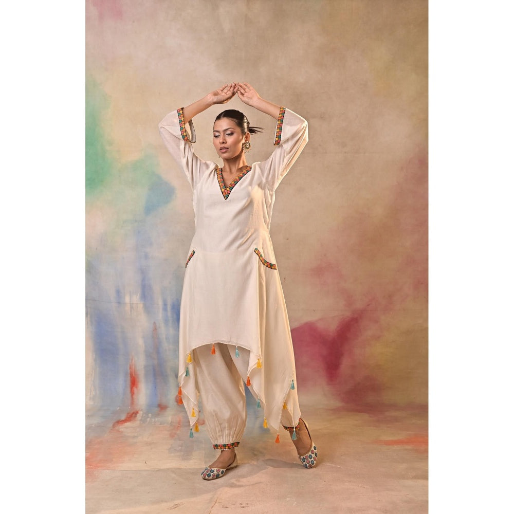 Jasashi Off White Off-White Embroidered Kurta with Salwar (Set of 2)