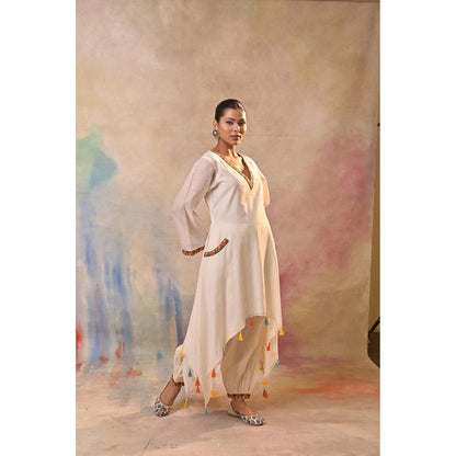 Jasashi Off White Off-White Embroidered Kurta with Salwar (Set of 2)