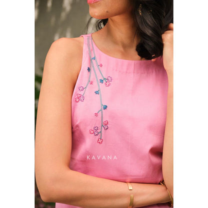 KAVANA Women Floral Litchi Kurta with Pant