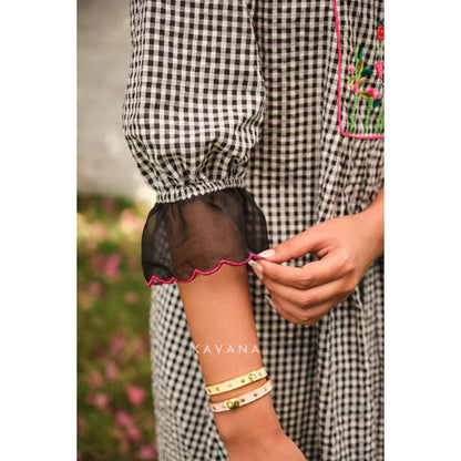 KAVANA Women Checks Full Sleeves Kala Khatta Kurta with Pant