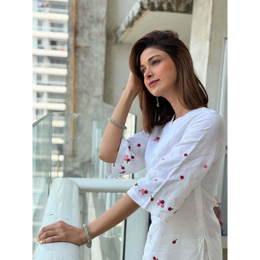 KAVANA Women Embroidered Three Fourth Sleeves Neerav Kurta with Pant