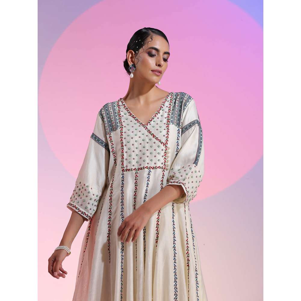 Kudi Pataka Designs Sana White Kurta With Pant (Set of 2)