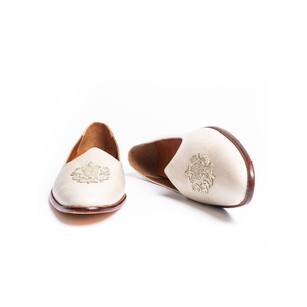 Kavith Sainaani White Embroidered Juttis