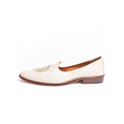 Kavith Sainaani White Embroidered Juttis